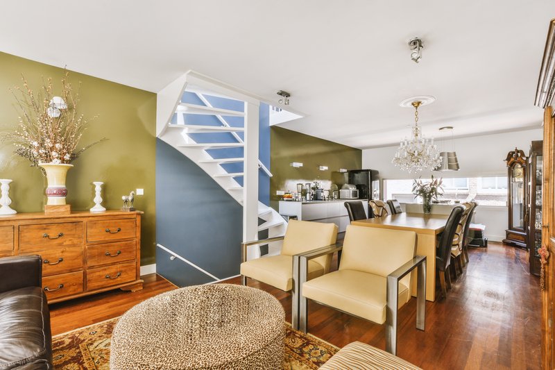 Sala en planta baja en casa de dos pisos